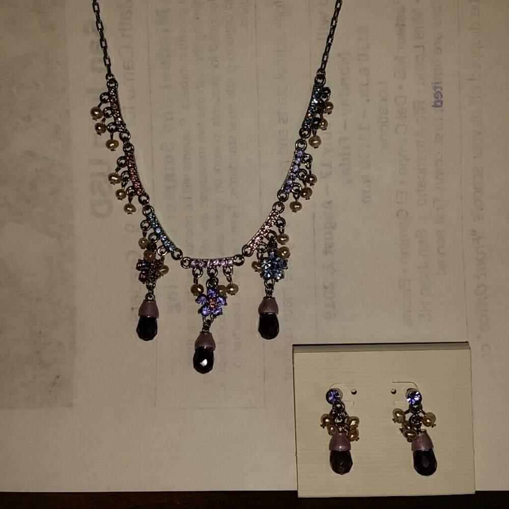 Costume necklace and earring set.